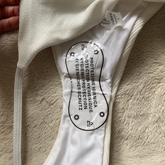 Bikini - Picture 2 of 2